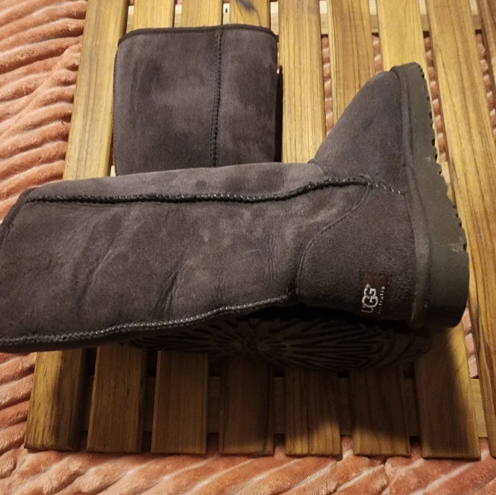 UGG - Picture 2 of 3